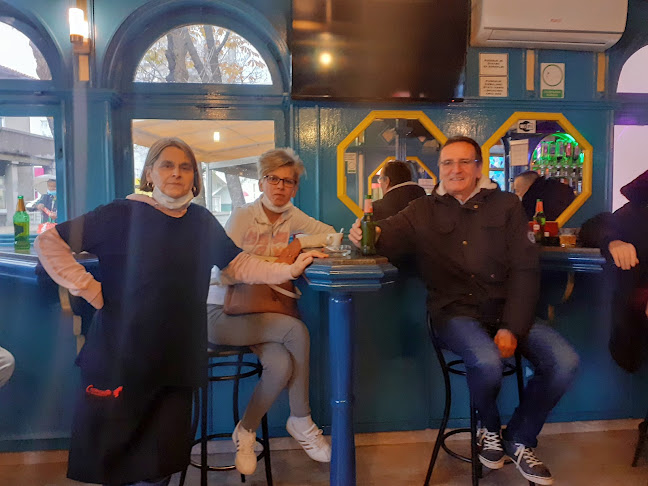 Gosti i osoblje u Caffe baru Zamet